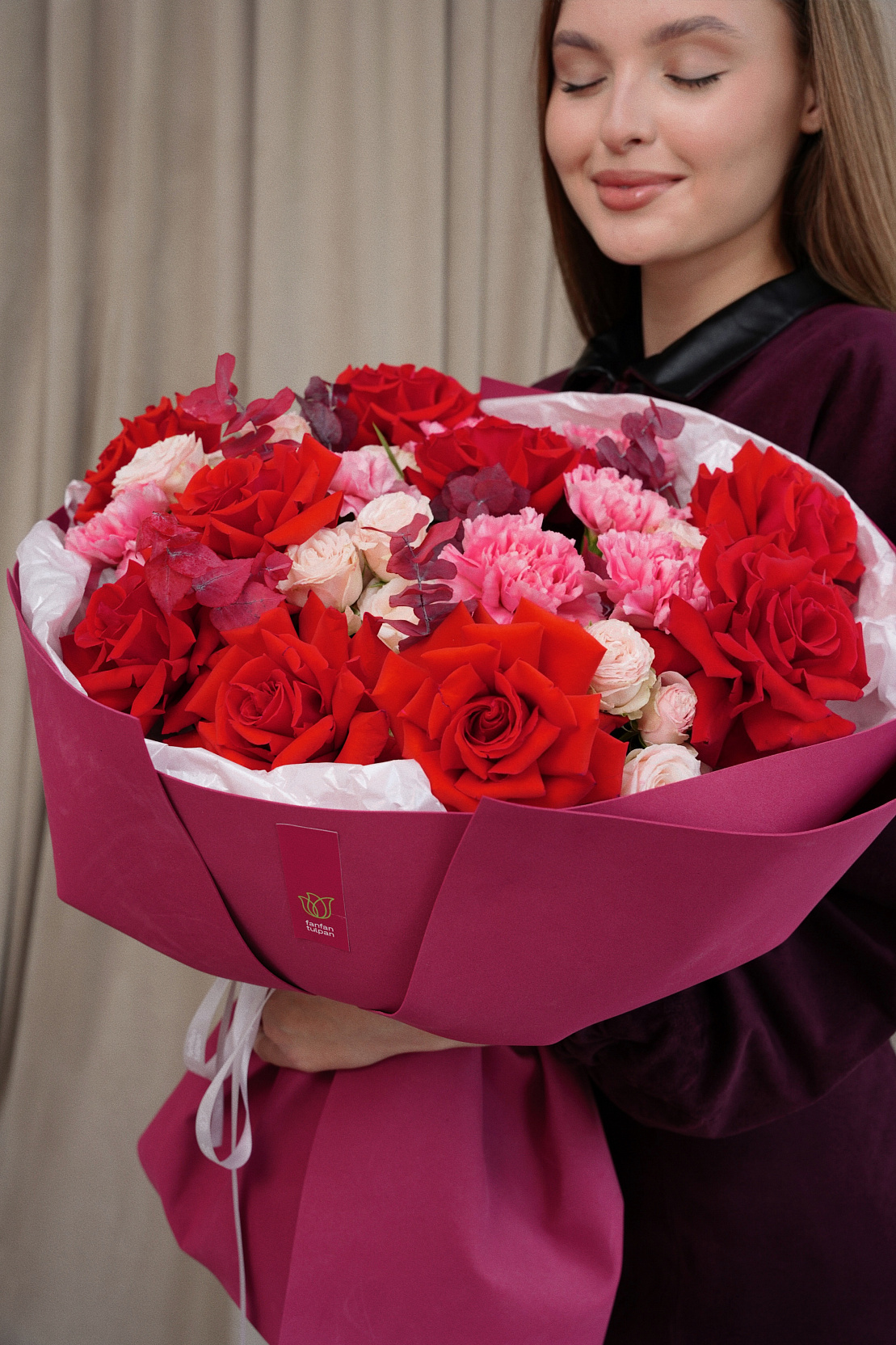 Букет из роз и гвоздик Багровый поцелуй